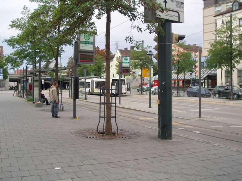 File:Bahnhof Augsburg-Oberhausen Haltestelle.jpg