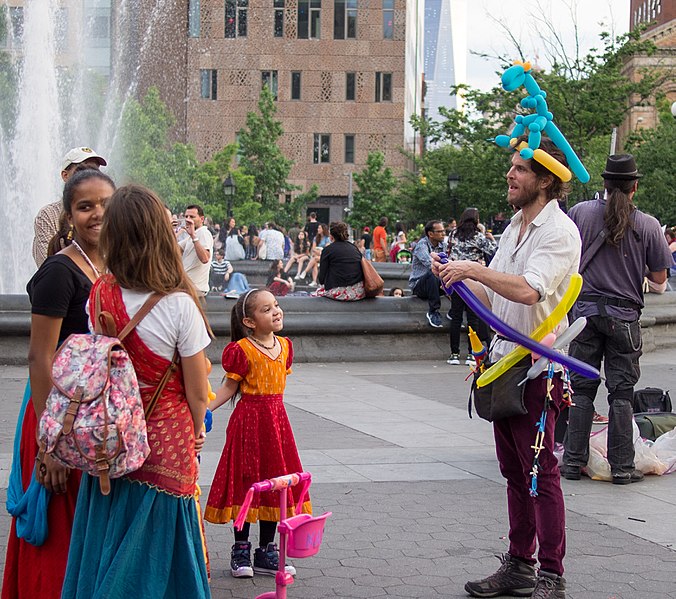 File:Balloon animal guy in Washington Square Park (00947).jpg