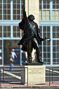 Estatua de François-Désiré Bancel frente a la estación de tren de Valence-Ville