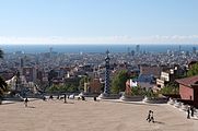 English: The gallery above the main square in parc Güell offers a splendid view over Barcelona. Deutsch: Die Galerie über dem Terrassenplatz im Park Güell bietet einen schöner Ausblick über Barcelona.