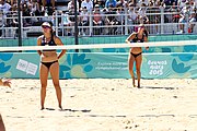 Deutsch: Beachvolleyball bei den Olympischen Jugendspielen 2018; Tag 9, 15. Oktober 2018; Mädchen, Viertelfinale: USA-Spanien 2–1 (21–19/17–21/15–9) English: Beach volleyball at the 2018 Summer Youth Olympics at 15 October 2018 – Girls Quarterfinals: USA-Spain 2–1 (21–19/17–21/15–9)