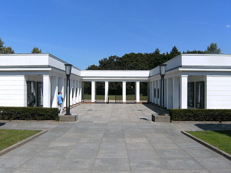 File:Berlin-sowjetisches-ehrenmal-tiergarten-gebäude-hinter-ehrenmal.JPG