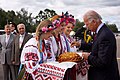 Joe Biden đang cùng người Ukraina làm lễ đón bánh mì và muối ở Kiev