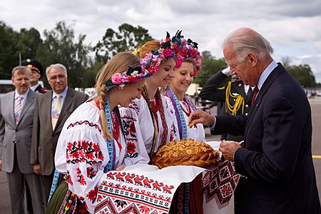 Tập_tin:Biden_Kyiv_Bread.jpg