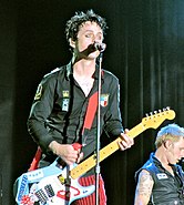 Billie Joe Armstrong, músico, principalmente do Green Day.  A fotografia foi tirada em Cardiff durante a turnê American Idiot, usando uma Casio QV-R40 35mm.