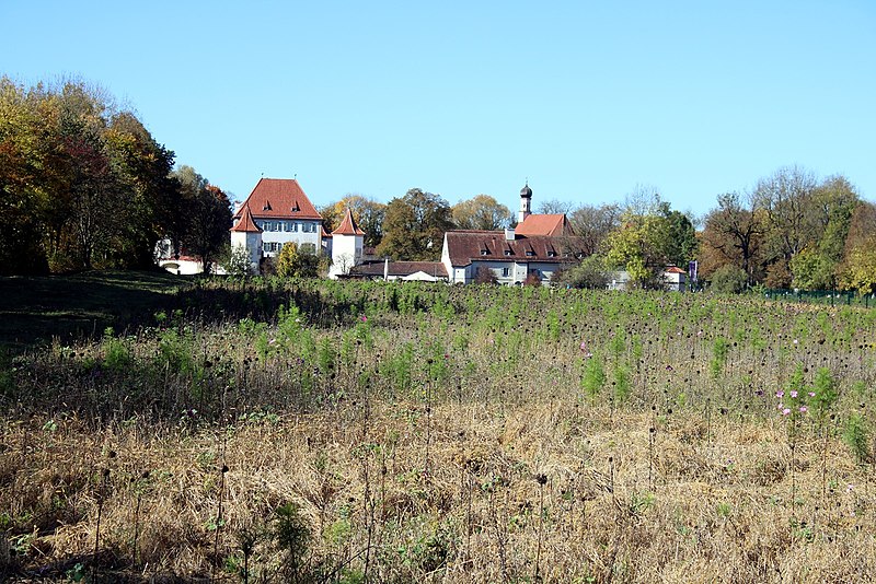 File:Blick auf das Schloss Blutenburg.jpg