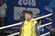 Deutsch: Boxen bei den Olympischen Jugendspielen 2018 Tag 12, 18. Oktober 2018 - Medaillenzeremonie im Leichtgewicht der Mädchen - Gold: Caroline Sara DuBois (Großbritannien), Silber: Porntip Buapa (Thailand), Bronze: Oriana Saputo (Argentinien); Medaillenübergabe durch Habu Gumel (IOC, Nigeria), Geschenkübergabe durch Raymond Silvas (USA, AIBA). English: Boxing at the 2018 Summer Youth Olympics on 18 October 2018 – Girl's Lightweight Medal Ceremony - Gold: Caroline Sara DuBois (Great Britain), Silver: Porntip Buapa (Thailand), Bronze: Oriana Saputo (Argentina); Medal handover by Habu Gumel (IOC, Nigeria), Gift presented by Raymond Silvas (USA, AIBA). Español: Boxeo en los Juegos Olímpicos Juveniles de Verano de 2018 en 18 de octubre de 2018 - Ceremonia de la Medalla de peso ligero para niñas - Oro: Caroline Sara DuBois (Gran Bretaña), Plata: Porntip Buapa (Thailand), Bronce: Oriana Saputo (Argentina); Entrega de medallas por Habu Gumel (COI, Nigeria), Regalo presentado por Raymond Silvas (EE. UU., AIBA).