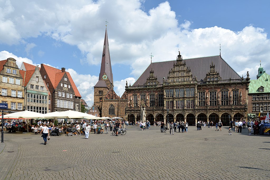 Marktplatz in Bremen mit Bremer Rathaus, Bremer Roland (UNESCO-Welterbe in Bremen) und Liebfrauenkirche.
