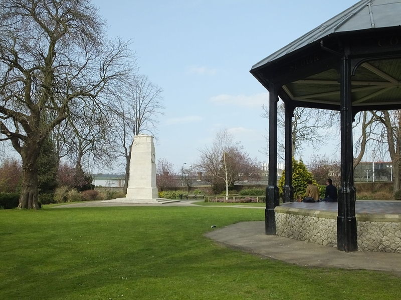 File:Brenchley Gardens Cenotaph with Bandstand 0108.JPG