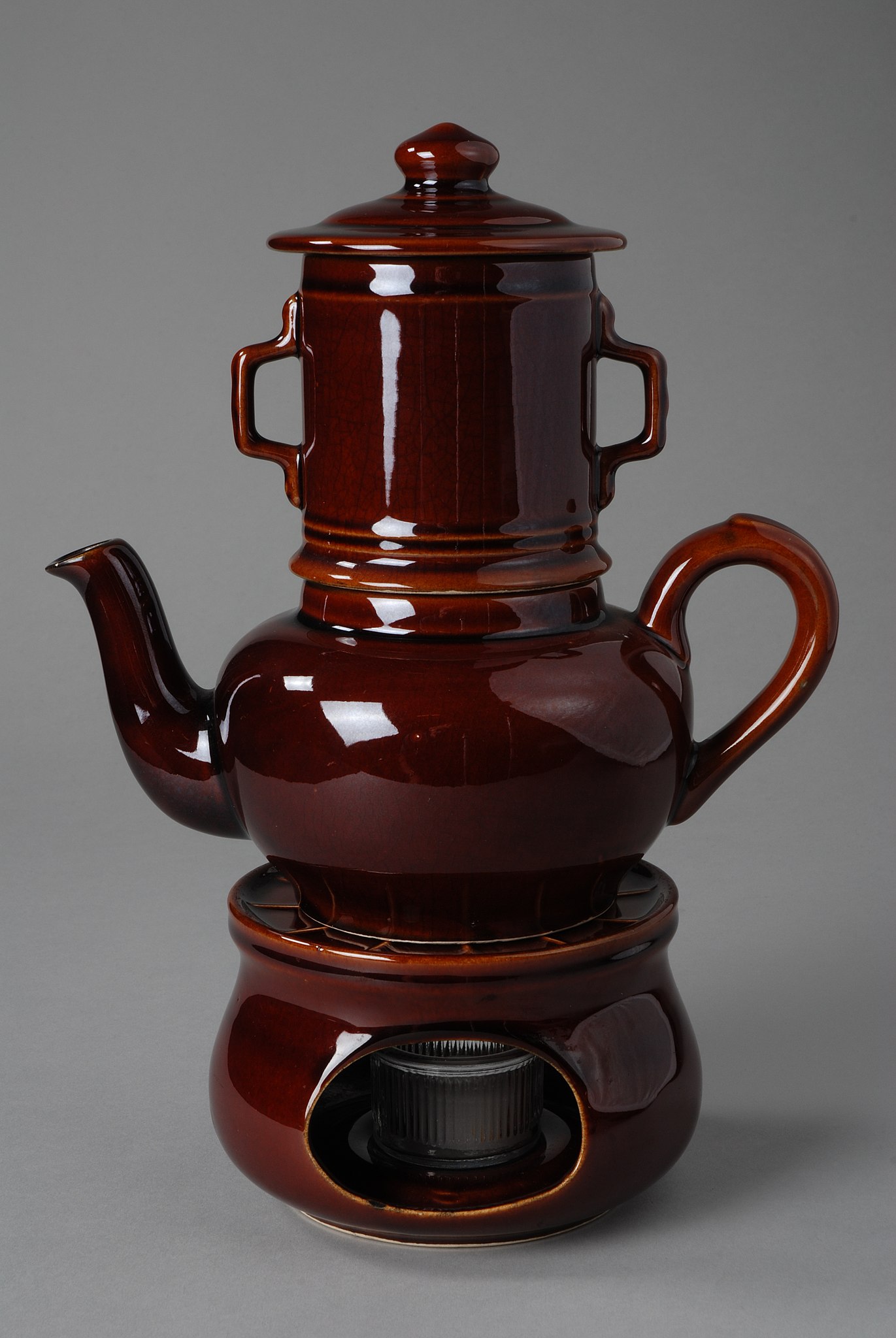 File:Bruine koffiepot met filter op van objectnr 90824-A-F(2).JPG - Wikimedia Commons
