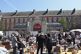 Vlooienmarkt op het Vossenplein met de brandweerkazerne van Joseph Poelaert