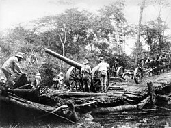 חיילים גרמנים יורים בתותח "קניגסברג" (Königsberg, ספינה גרמנית שנפגעה בנהר רופיג'י, ותותחיה פורקו)