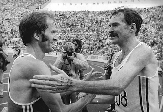 Robert de Castella (à droite) félicité par Waldemar Cierpinski à l'arrivée du marathon des championnats du monde 1983, à Helsinki.