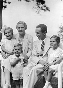Bundesarchiv Bild 183-1987-0724-503, Magda und Joseph Goebbels mit ihren Kindern.jpg