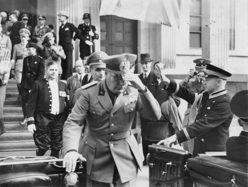 File:Bundesarchiv Bild 183-2005-0502-501, Münchener Abkommen, Mussolini nach der Konferenz.jpg