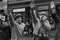 Alemães étnicos na cidade de Eger (em tcheco/checo: Cheb) cumprimentando Hitler com a saudação nazista depois que ele cruzou a fronteira para a antiga Checoslováquia dos Sudetos em 3 de outubro de 1938