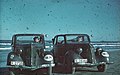 Roumanie 1941, le photographe Horst Grund pose sur la plage avec deux voitures Ford EifelFord Eifel.