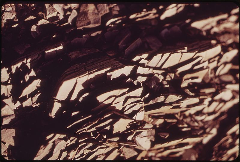 File:CLOSE-UP OF SLATEY ROCK CHIPS IN THE ATIGUN GORGE, 5 MILES EAST OF THE PIPELINE CROSSING OF THE ATIGUN RIVER. THESE... - NARA - 550475.jpg