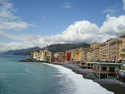 Camogli, pohled centrum města v přístavu