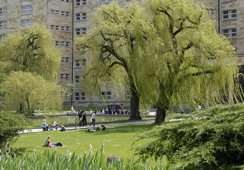 File:Campus-westend-park-am-poelzig-bau-2008-05-05-2.jpg