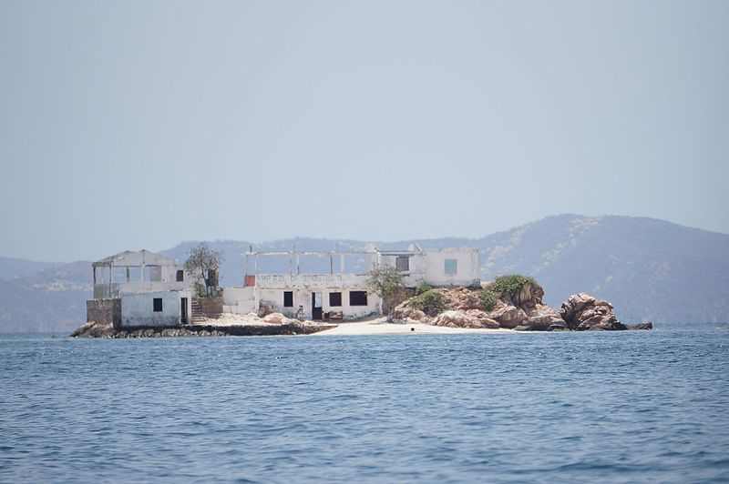 File:Casa abandonada en Mochima.jpg