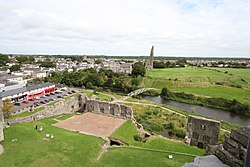 Utsikt fra Trim Castle til Yellow Steeple