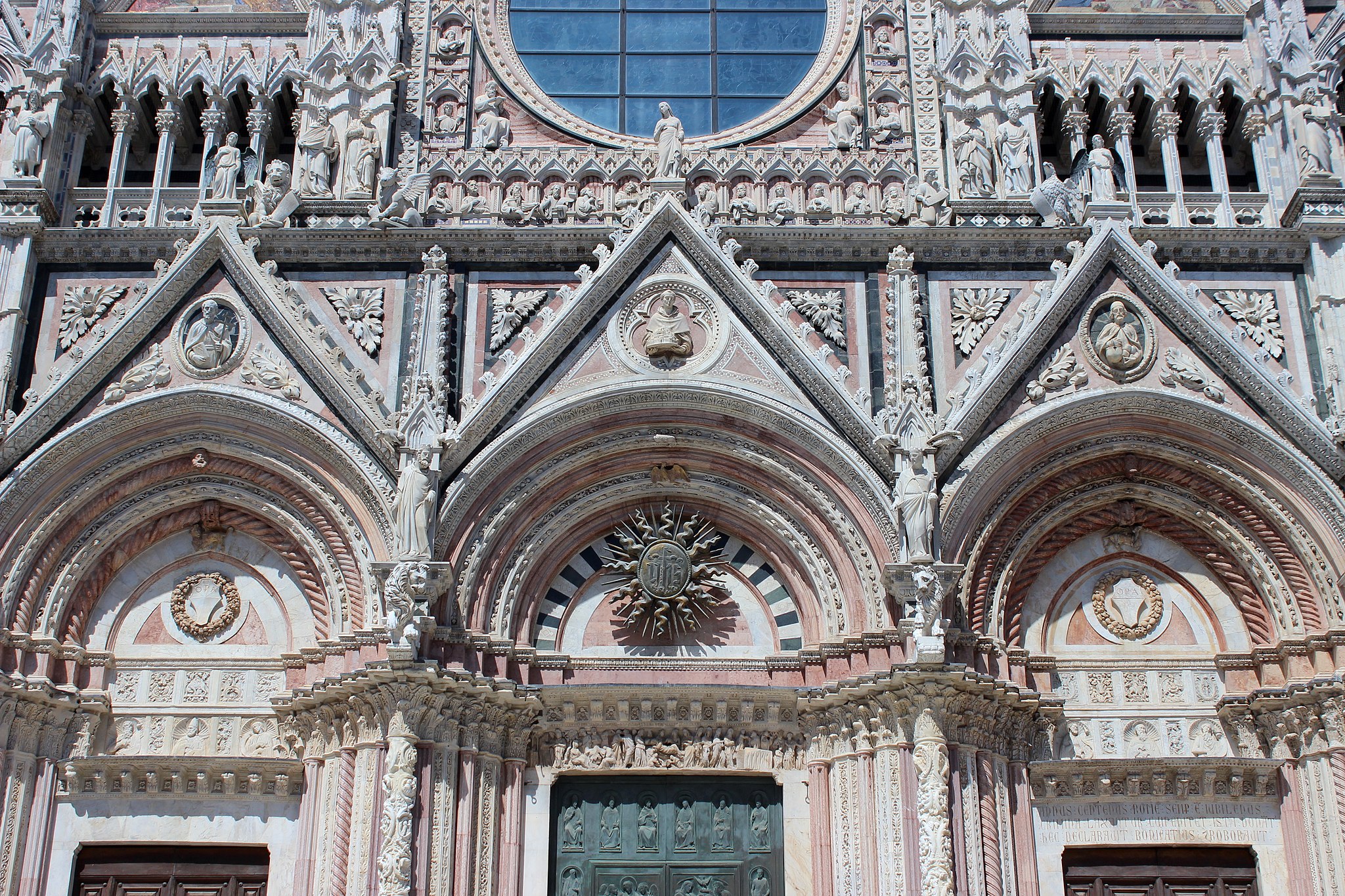 La parte inferiore della facciata del Duomo di Siena