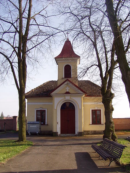 File:Cemetery chapel in České Meziříčí.JPG