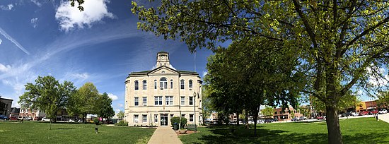 Appanoouse County Courthouse dan rumput.