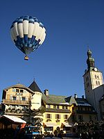 Place Centrale de Megève et son église.