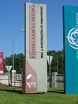 Kleurenfoto van een groot verticaal bord met de naam van het centrum