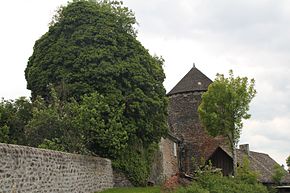 Château d'Escorailles - Tour Nord-Ouest ouverte de lierre.JPG