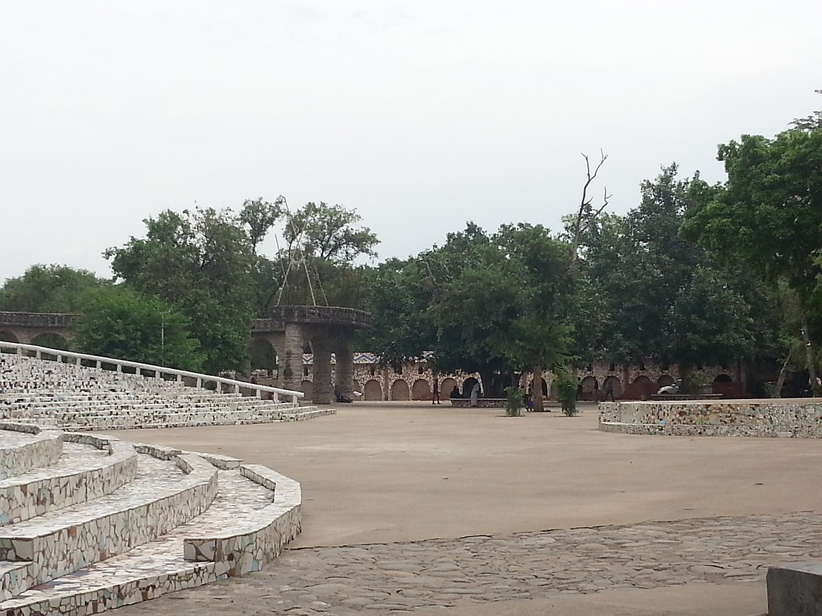 https://upload.wikimedia.org/wikipedia/commons/thumb/c/c2/Chandigarh_Rock_Garden_4.jpg/1200px-Chandigarh_Rock_Garden_4.jpg