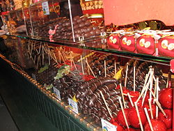 דוכן לממכר תפוחי קרמל ופירות מצופים בשוקולד ב-Christkindlmarkt בזלצבורג, אוסטריה