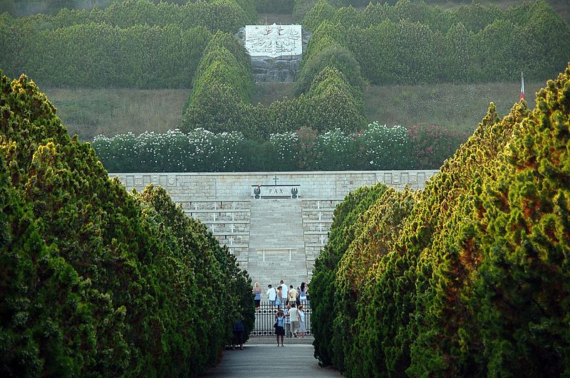 File:Cimitero polacco militare di Monte Cassino 2010-by-RaBoe-05.jpg