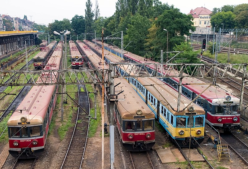 File:Class EN57 electric multiple unit.jpg