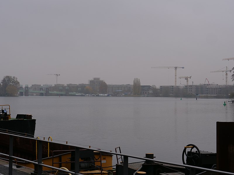 File:Construction site Daumstraße from other side of the Havel on 2019-11-21 01.jpg