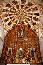 Altar mayor bajo cúpula aplanada o caída