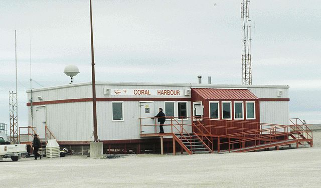 Coral Harbour, Flug-Abfertigungsgebäude