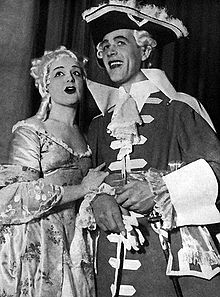 Schymberg as Fiordiligi (Così fan tutte) in the 1940s, with Hugo Hasslo