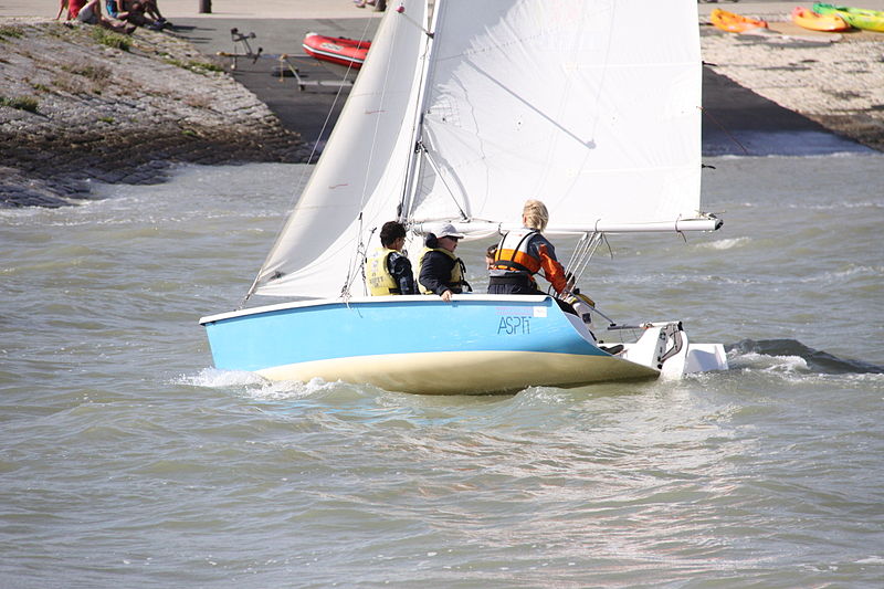 File:Dériveurs dans l' avant-port de la Rochelle (8).JPG