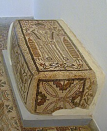 Tombe de mosaïque avec un personnage sur la partie supérieure