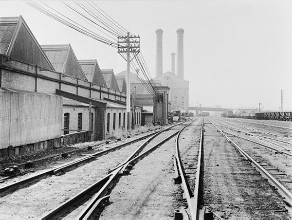 The western edge of Darling Harbour yard. The back of the Ultimo Tram Depot and tramway power station – now the Powerhouse Museum – can be seen. The G