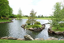 ドーズ植物園 - 左: ドーズウッド・ハウス博物館 / 中央: 日本庭園 / 右: 園内で展示されている盆栽