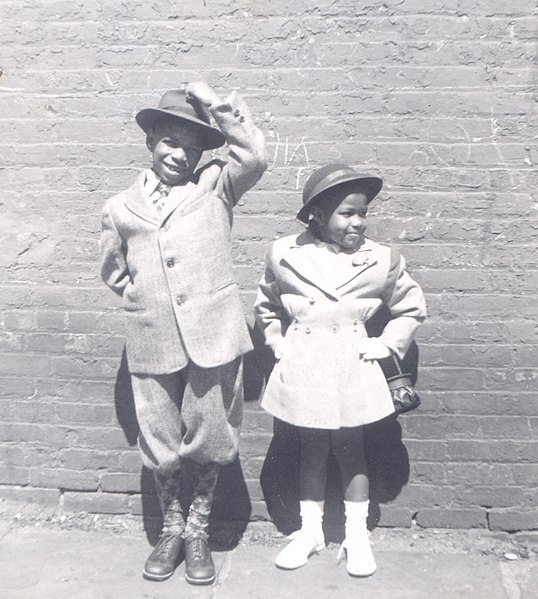 File:Description- Lee and Renee Harris pose on Easter morning in New York City. (2583389433).jpg