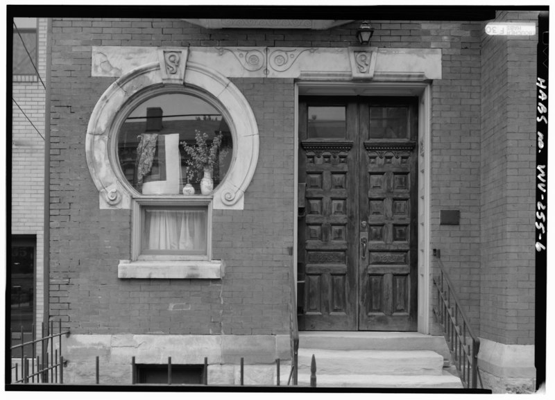 File:Detail view of east (front) doorway and keyhole window - Alfred Paull House, 729 North Main Street, Wheeling, Ohio County, WV HABS WVA,35-WHEEL,44-6.tif