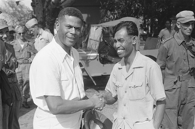 Leimena shaking hands with Hubert Julian, 1949