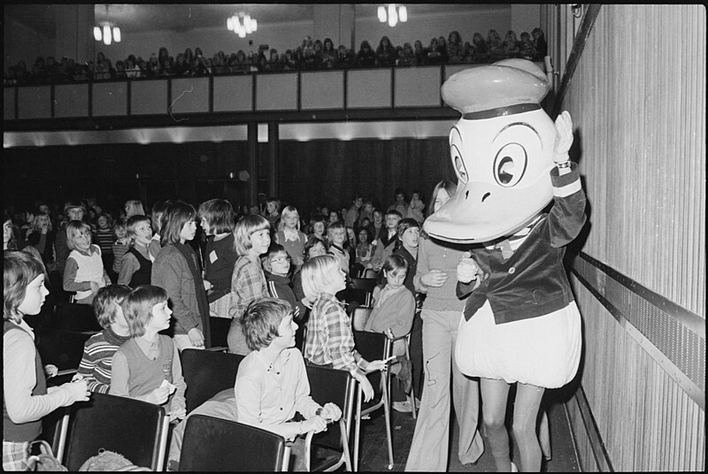 https://upload.wikimedia.org/wikipedia/commons/thumb/c/c2/Donald_Duck_in_concertgebouw%2C_maart_1974_-_08.jpg/800px-Donald_Duck_in_concertgebouw%2C_maart_1974_-_08.jpg