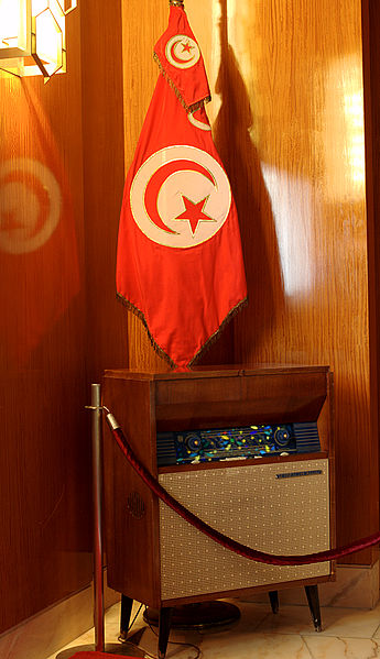 File:Drapeau tunisien et radio au Musée Bourguiba, Monastir 2013.jpg