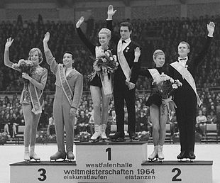 Mistrzostwa świata w łyżwiarstwie figurowym, Dortmund 1964; od lewej: Debbie Wilkes i Guy Revell z Kanady (brązowy medal), Marika Kilius i Hans-Jürgen Bäumler z RFN (złoty medal) oraz Ludmiła Biełousowa i Oleg Protopopow z ZSRR (srebrny medal), 29 lutego 1964 (fot. Harry Pot)